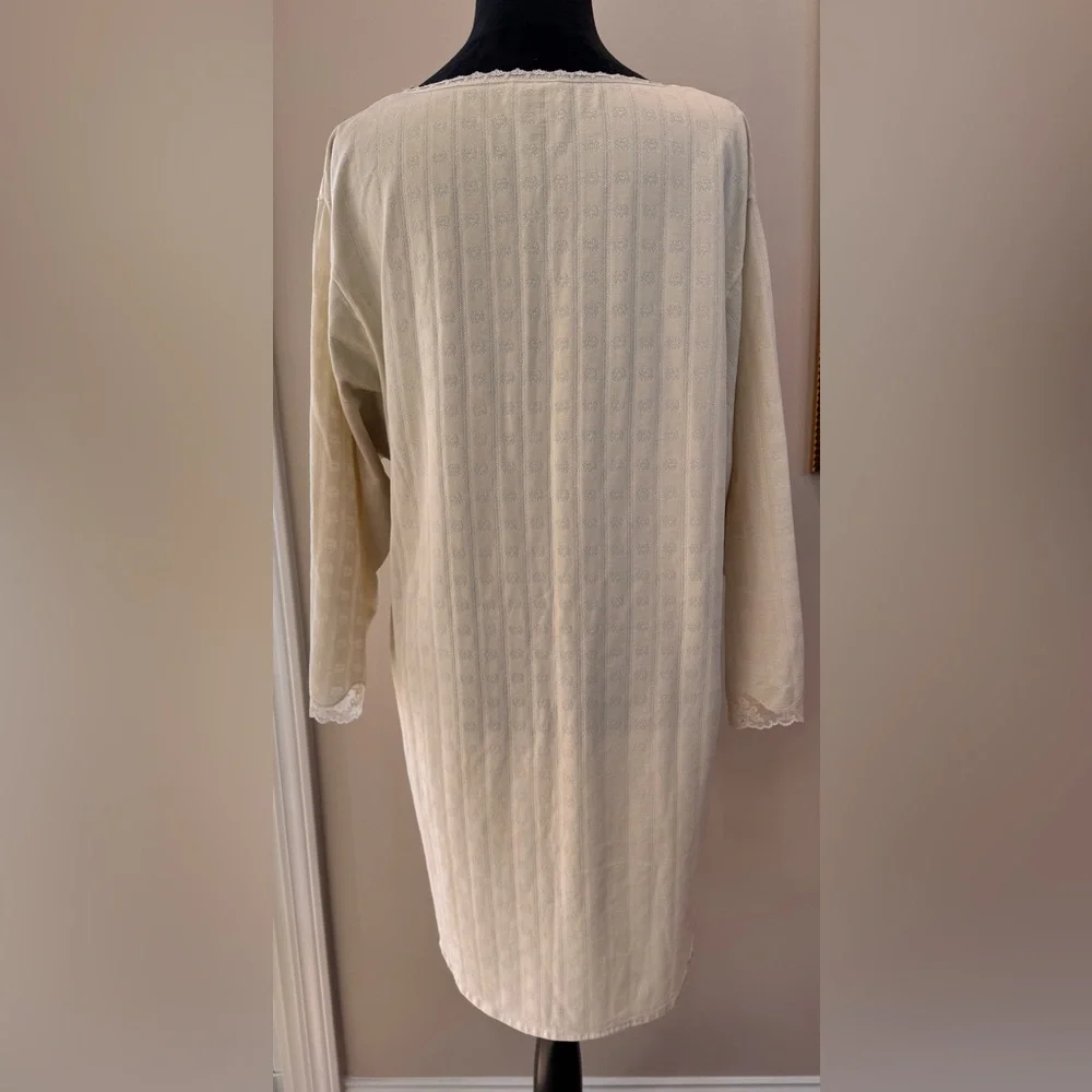 Etienne Vintage ivory sleep shirt/Chemise chest 44” size Large-cotton/poly blend
